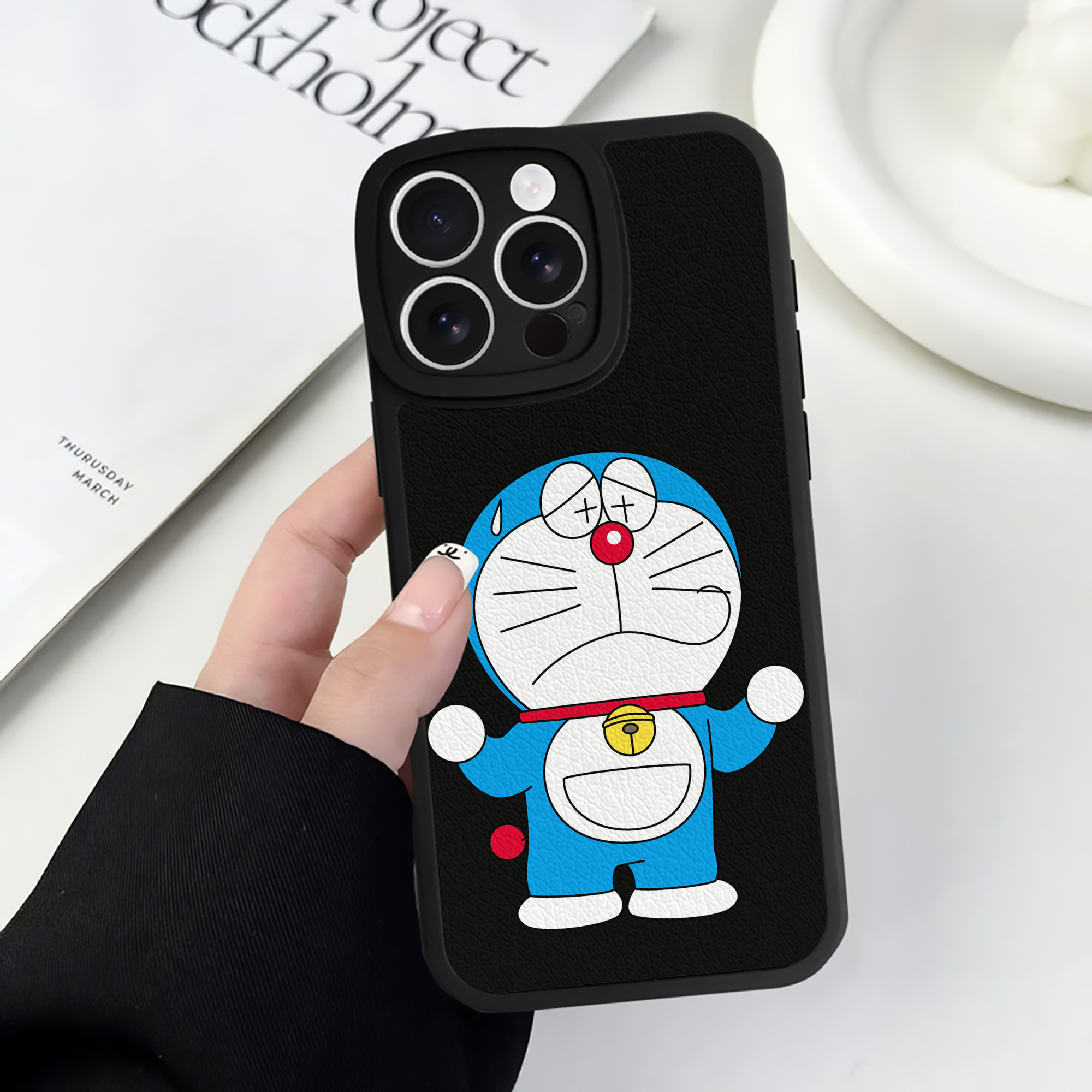 （画像用） ドラえもん Doraemon 【iPhone 16シリーズ対応】シリコンスマホケース（レザー調） 材質：シリコン